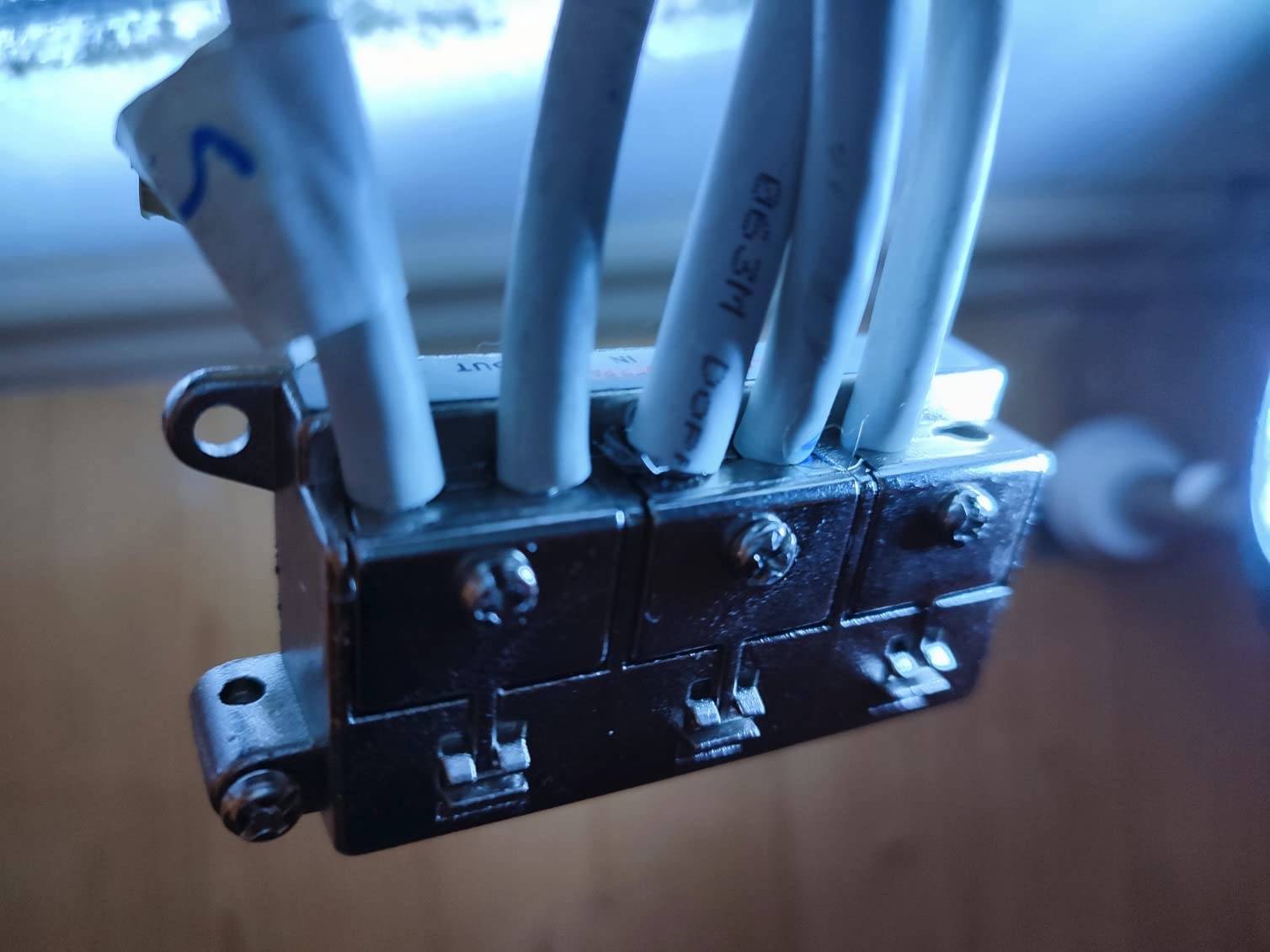Zwei Fernseher, ein Kabel